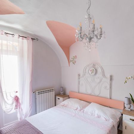 Dussaiga - Camera Delle Rose Dolceacqua Luaran gambar